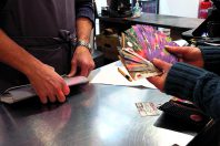Dans le Puy-de-Dôme, on utilise la « doume ». Un paiement en monnaie locale génère entre 1,25 et 1,5 fois plus de revenus qu’un règlement en euros.