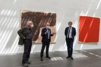 De gauche à droite, Stéphane Bordarier, peintre exposé au Musée Fabre, devant ses oeuvres, Michel Hilaire, directeur du musée Fabre, et Michaël Delafosse, maire et président de la métropole de Montpellier, le 19 mai, jour de réouverture du musée