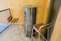 Le mobilier à base de matières recyclées, ou de réemploi comme à Strasbourg, n’est pas toujours
plus cher. Ici le lot de 25 pièces a coûté 3 839 euros incluant embellissement, réparation et
coordination par un architecte-décorateur, soit - 12 % par rapport à un achat neuf.