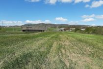 Photo 1 – Pour prairies plus naturelles sursemis d’espèces locales de la Drôme sur parcelles en ORE © CDC Biodiversité