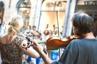 musiciens-rue-michelangeloop-AdobeStock_205176229