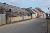Dans le centre bourg de Gouézec (Finistère), plusieurs biens limitrophes (coopérative, maison, auberge) sont en l’état d’abandon.