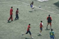 Jeunes jouant au football
