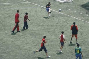 Jeunes jouant au football