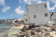 Deux ans après le passage d'Irma, ces maisons de Sandy Ground, l'un des quartiers populaires de
Saint-Martin, sont toujours dans le même état d'endommagement qu'au lendemain de l'ouragan.