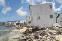 Deux ans après le passage d'Irma, ces maisons de Sandy Ground, l'un des quartiers populaires de
Saint-Martin, sont toujours dans le même état d'endommagement qu'au lendemain de l'ouragan.