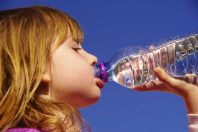 Enfant boire canicule