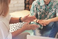 Assistantes familiales : un baromètre dévoile les facteurs de bien-être et d’insatisfaction des professionnelles