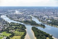 photo aérienne de l'agglomération et de l'estuaire Nantes, agglomération, vu depuis l'amont de la Loire (est vers ouest). Détails : îles Héron, Pinette, Beaulieu, CRAPA. A la séparation de Loire en bras de la Madeleine et bras de Pirmil. A gauche Saint-Sébastien-sur-Loire à gauche Nantes prairie de Mauve quartier Malakoff