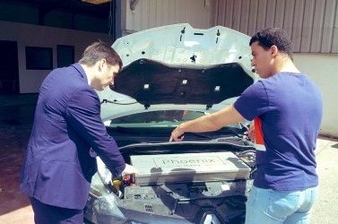 La société Phoenix Mobility remplace les moteurs thermiques par des moteurs électriques.