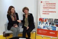 Isabelle André, directrice exécutive du groupe 
InfoproDigital, et Emmanuelle Lointier, présidente de l'AITF officialisent sur le Salon des maires le nouveau partenariat entre l'AITF et Techni.Cités.