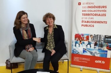Isabelle André, directrice exécutive du groupe 
InfoproDigital, et Emmanuelle Lointier, présidente de l'AITF officialisent sur le Salon des maires le nouveau partenariat entre l'AITF et Techni.Cités.