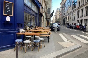 À Paris, la multiplication des terrasses éphémères transforme la marche en art du slalom.