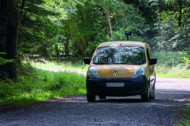 Geoptis filiale du Groupe La Poste propose aux collectivites ses services daide dans loptimisation et la gestion de leur patrimoine de voirie. Les images de la route sont filmees lors des tournees des facteurs a laide dune camera fixee a larriere des vehicules. Arnaud Hamelin facteur services experts a Alencon a eu l'occasion de realiser cette prestation pour le compte de lOffice national des forets (ONF) de lOrne .