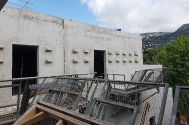 Lors de la rénovation de ce bâtiment à Toulon, des nichoirs pour les martinets ont été intégrés dans l’isolation.