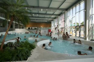 Depuis 2014, Grand Bourg Agglomération a expérimenté dans son centre nautique Carré d’eau deux versions du système de récupération d’énergie sur les débits d’eau mis au point par la société Onsen et affiche une économie annuelle de  350 MWH.