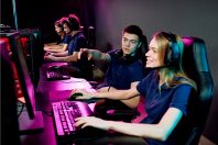 Deux joueurs de e-sport se donnent des conseils