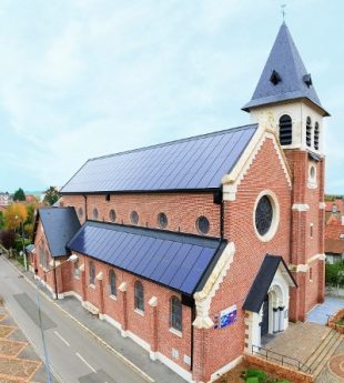 Équiper la toiture de l’église en panneaux photovoltaïques, à l’occasion
de travaux, a été décidé en 2013 à Loos-en-Gohelle (Pas-de-Calais).