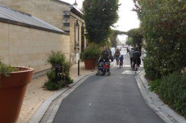 Dans les zones 30 à faible trafic motorisé, les pistes cyclables ne sont  en général pas nécessaires.