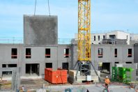 La jeune société CCB Greentech a commencé à livrer ses panneaux
préfabriqués pour les premières constructions en béton de bois