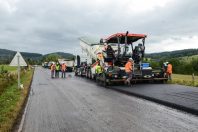 Le chantier de Ronno, réalisé en septembre 2019 sous maîtrise d’ouvrage du CD 69, a utilisé 40 % d’agrégats d’enrobés
recyclés dans un procédé à chaud.