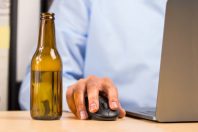 photo alcool au bureau