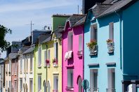 Maisons colorées dans une rue de Brest