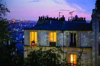 Vue d un immeuble sur la butte Montmartre au crepuscule