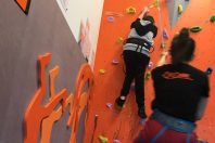Flavia Spigno fait découvrir la para-escalade à une adolescente lors d’une journée à l’hôpital Femme mère enfant de Lyon : “extrêmement riche, l’escalade peut aider les personnes à développer leur force, leur motricité globale et fine, la souplesse des articulations comme l’amplitude des mouvements”.