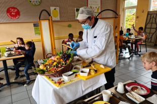 Atelier cuisine dans une cantine scolaire de Bègles