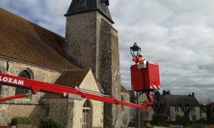 Le passage en LED peut s’effectuer sur des lanternes existantes grâce à la technique du rétro-fit, comme sur la Place de l’Église à Fresnay-l’Évêque