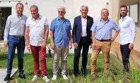 Marcel Ragni (3e en partant de la droite) et Stéphane Ragni (à droite) entourés des élus de Grand-Aigueblanche et des entreprises partenaires (Serpollet et Arel