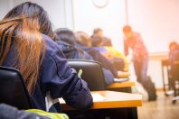 Des candidats passent un examen