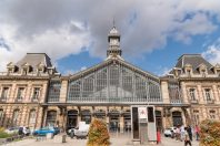 Roubaix (Nord) compte 144 bâtiments (sur 400) représentant une surface de 183 600 m2 concernés
par le décret Tertiaire. Ici la gare.