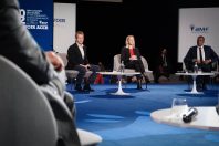 Bérangère Couillard, secrétaire d'Etat à l'Ecologie, et Jean-Marc Jancovici entourés de maires, le 22 novembre 2022 lors d'une table-ronde du Congrès des Maires.