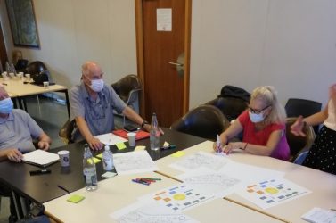 Des espaces d’échange sont instaurés depuis des années à Grenoble (Isère) pour recueillir les retours d’expérience des aînés.