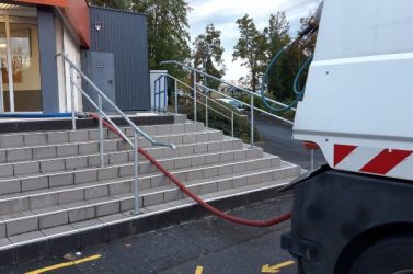 Les vidanges de centaines de mètres cubes ne se déroulant que deux fois
par an, il faut viser au moins un moment où la ressource en eau est fragile,
comme ici en septembre au Grand Reims (Marne).