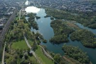 Les marais d’Isle (Aisne) se partagent entre la réserve (à droite) d’accès interdit et le reste du marais, non classé, avec notamment le parc d’Isle et ses 500 000 visiteurs par an (à gauche).