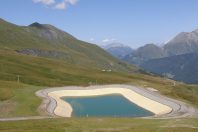 Que l'eau soit retenue pour alimenter les canons à neige artificielle ou pour irriguer les cultures, la pratique divise…