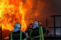 Sapeurs-pompiers face à un mur de feu