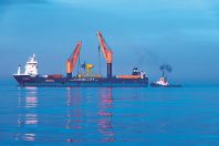 Manœuvres au large d’Ouessant pour l’immersion de « Sabella D10 », première hydrolienne française raccordée sur le réseau électrique public de l’île.