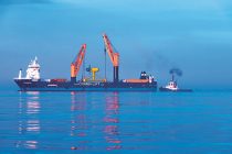 Manœuvres au large d’Ouessant pour l’immersion de « Sabella D10 », première hydrolienne française raccordée sur le réseau électrique public de l’île.