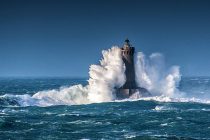 Vague sur un phare de Bretagne