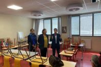 Pierre Ganozzi, à droite, lors de la visite de l’école rue Jean Fiole, dans le 6e arrondissement de Marseille.