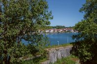 La ville, à la confluence de la Nive et de l'Adour, s’est développée à l’intérieur des remparts.