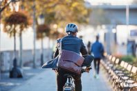 Un actif à vélo en ville