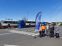 De gauche à droite : Martial Treand (responsable méthodes industries chez Keolis Métropole Orléans) - Laurent Reibell (responsable industriel maintenance chez Keolis Métropole Orléans) - Antoine Lequeux (Directeur Keolis Métropole Orléans) - Blanche TARDIEU (responsable du service ingénierie à la direction de la Mobilité d’Orléans Métropole) - Nicolas Lecas (chef d’équipe maintenance des bus chez Keolis Métropole Orléans) - Romain Roy (vice-président d’Orléans Métropole en charge des transports et déplacements).