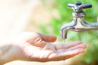 Un filet d'eau au robinet