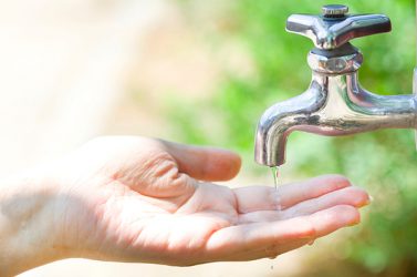 Un filet d'eau au robinet
