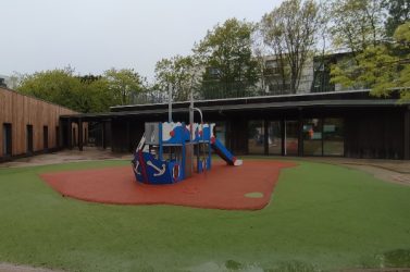 Pour l’extension en bâtiments modulaires du groupe scolaire Andrée-Chédid, ouverte à Saint-Nazaire en septembre 2022, a été réalisée 
une enveloppe bois de même style que l’école, des plaques de plâtre acoustiques à l’intérieur, des planchers béton. « Du modulaire RE 2020 
de qualité », selon l’architecte de la ville.